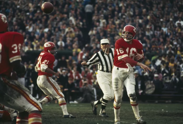 Len Dawson, Kansas City Chiefs quarterback and broadcasting legend, dies at 87